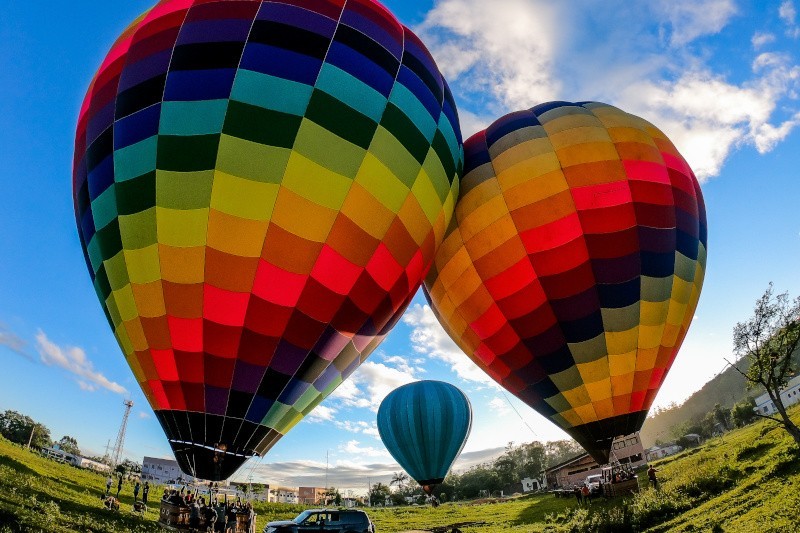 Passeio Coletivo - Balão voando sobre a paisagem