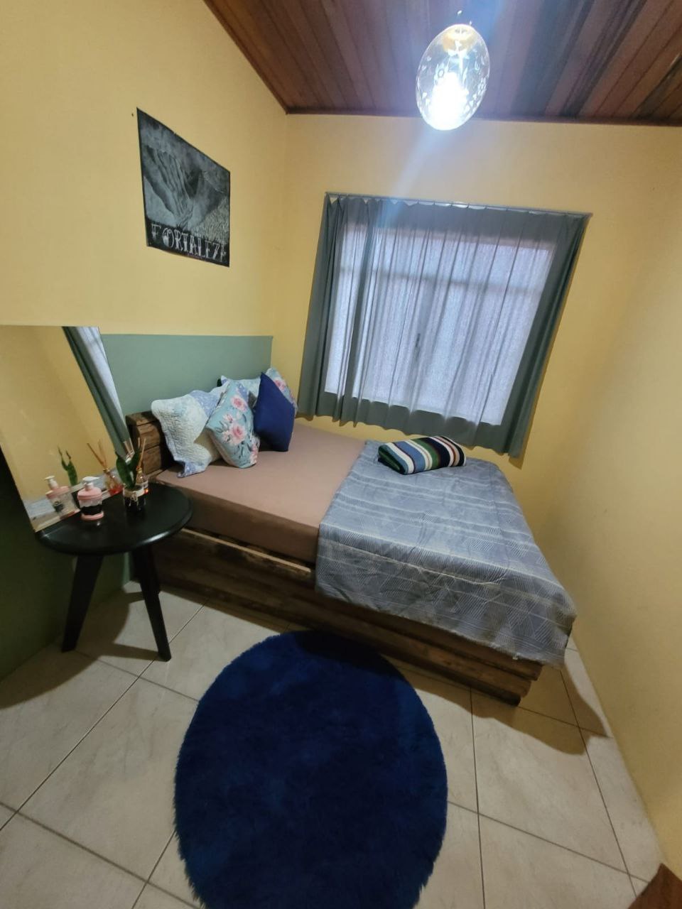 Quarto Privado com Banheiro Compartilhado